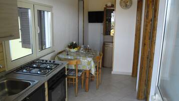 Kühlschrank, Ofen, Herdplatte, Kochgeschirr/Geschirr/Besteck