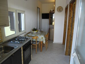 Fridge, oven, stovetop, cookware/dishes/utensils - semi-detached house 2 minutes from the sea (Corsano)