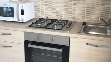 Kühlschrank, Mikrowelle, Ofen, Herdplatte