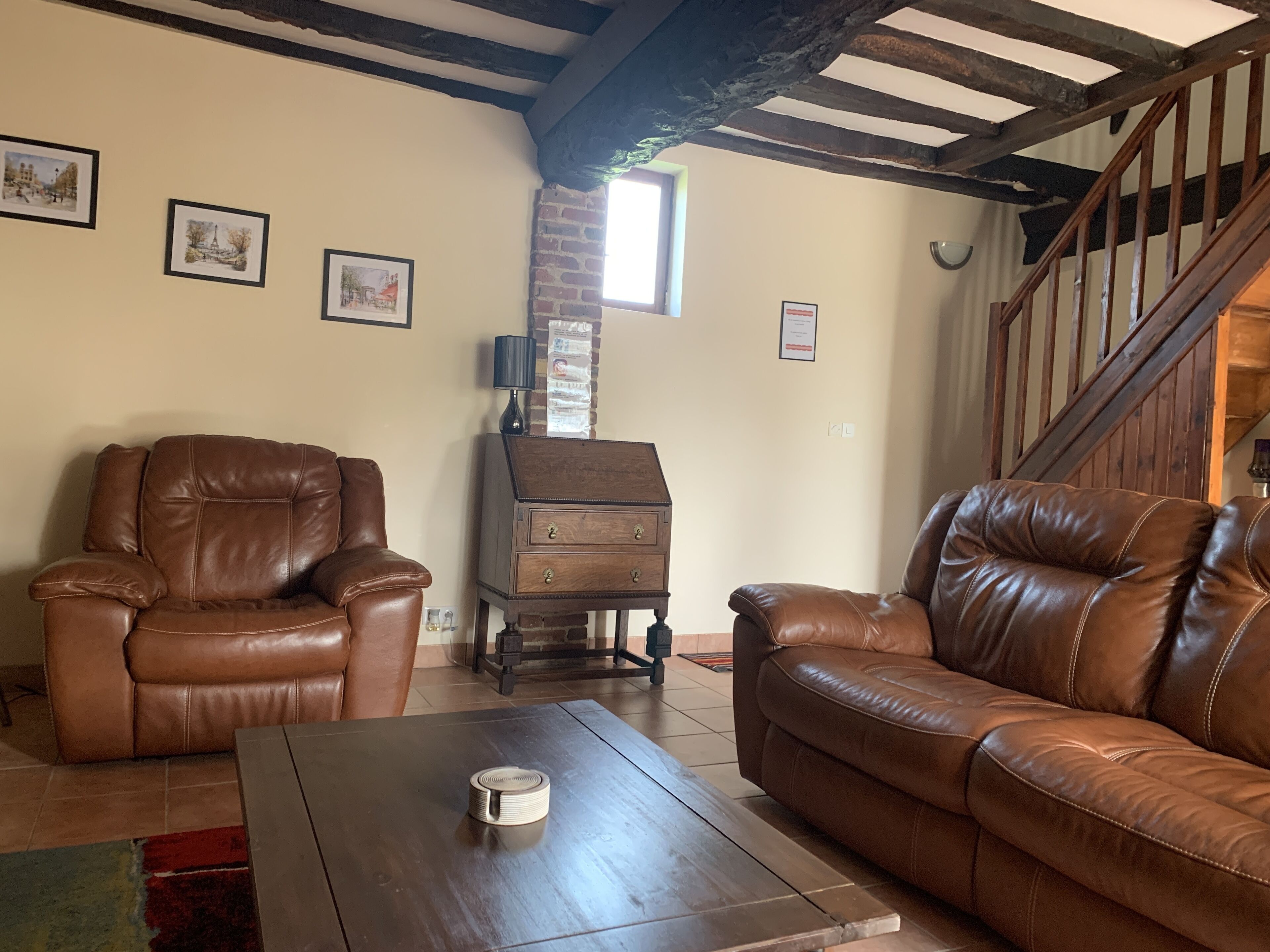 Televisie, een open haard en boeken