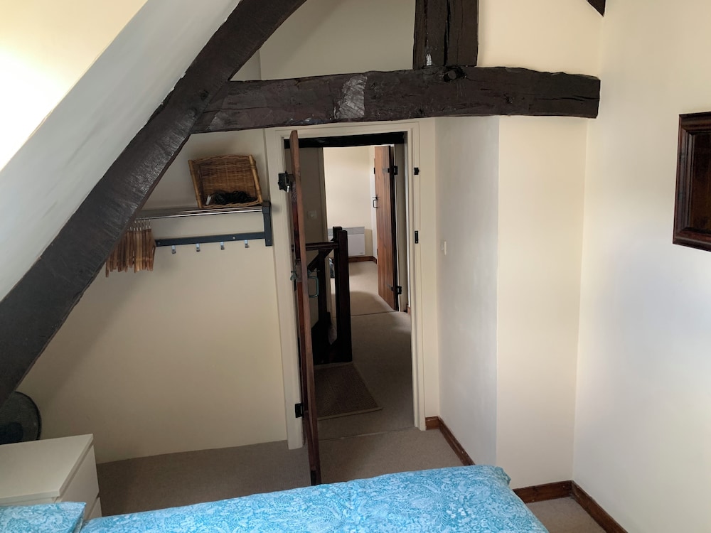 Le Bas Chesnay Is A 200 Year Old Detached Farmhouse, Where Birds & Bees Sing. - Normandia
