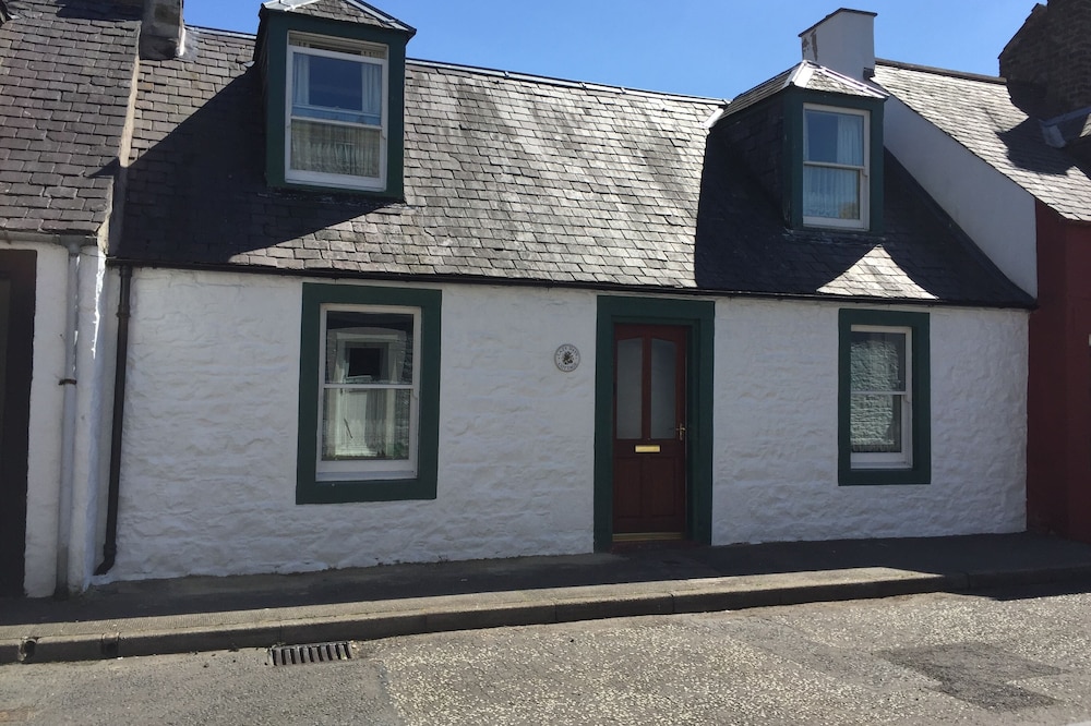 Traditional 18th Century Stone Built Scottish Cottage Close To The High Street