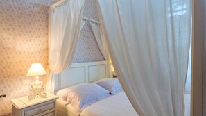 15 bedrooms, iron/ironing board, free WiFi, bed sheets