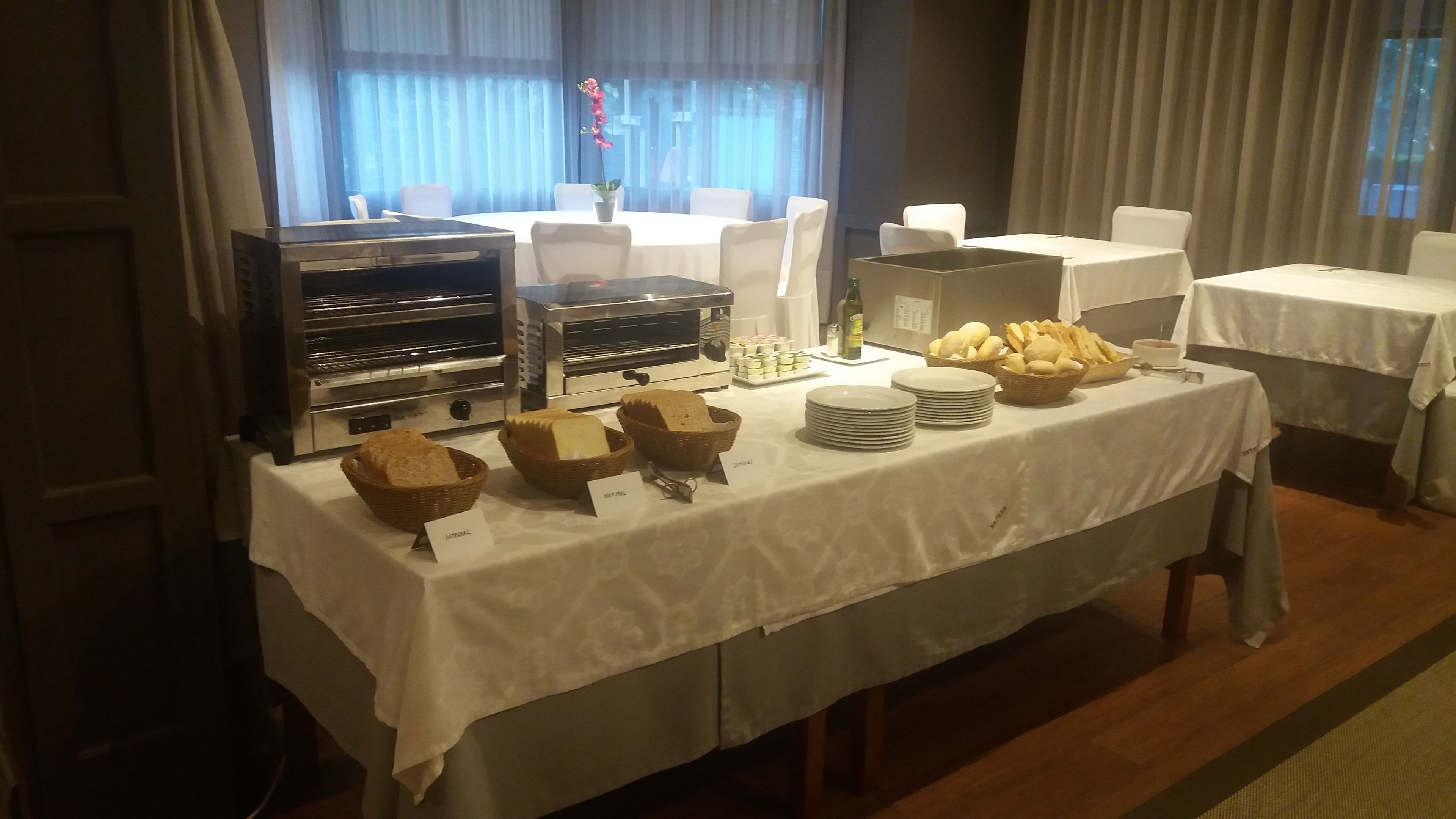 Päivittäinen itsepalveluaamiainen (9 EUR per henkilö)