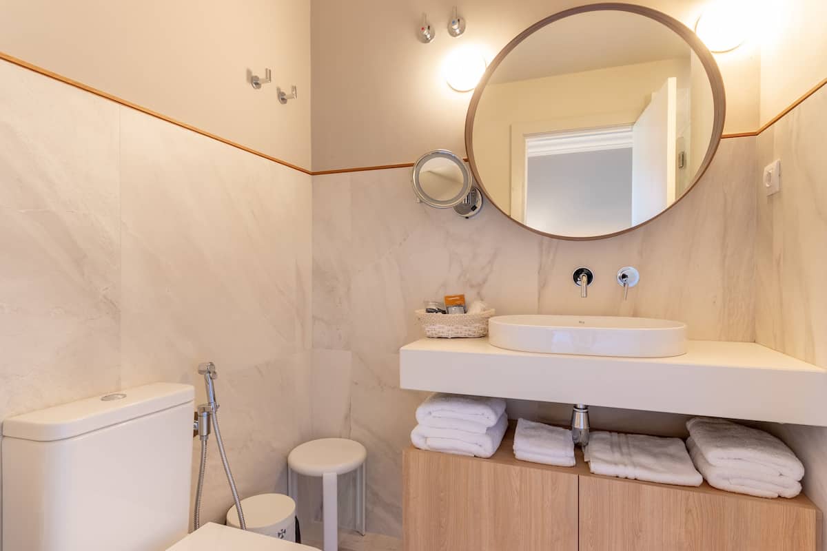 Een douche, gratis toiletartikelen, een haardroger, handdoeken
