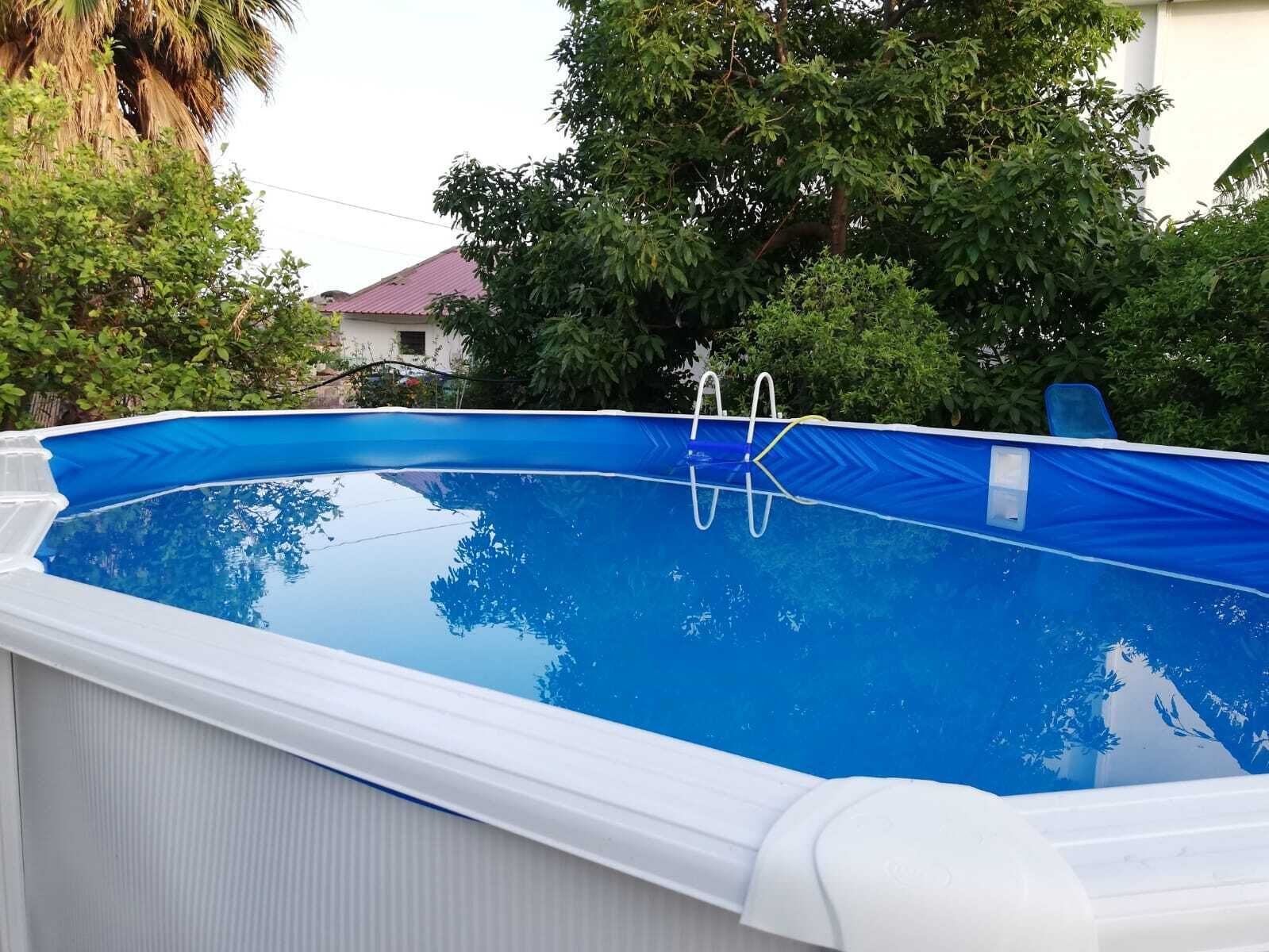 Una piscina al aire libre