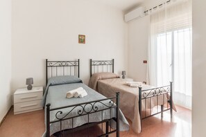 5 bedrooms, iron/ironing board, WiFi, bed sheets - "THE GREAT GARDEN" with private pool &   (Avola)
