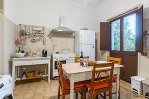 Frigorifero, forno, piano cottura, lavastoviglie
