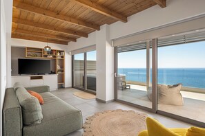 Smart TV, video games, DVD player, books - Steps to Beach,dazzling sea view (Rethymno)