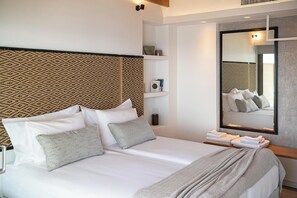 3 bedrooms, iron/ironing board, travel cot, Internet - Steps to Beach,dazzling sea view (Rethymno)