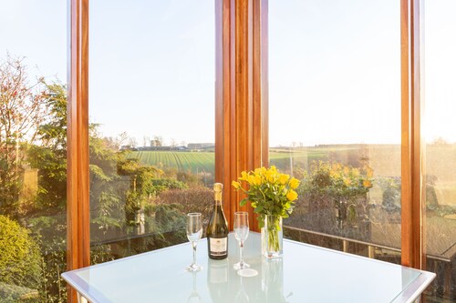 Mungo s Well cottage.  Log burner. Conservatory  On 1 level.  3 miles from Kelso