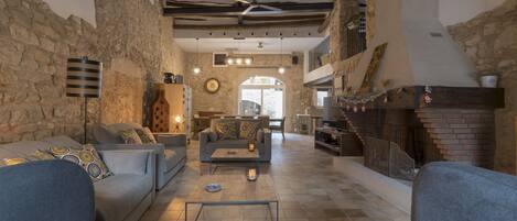 Televisión, chimenea, videojuegos y libros