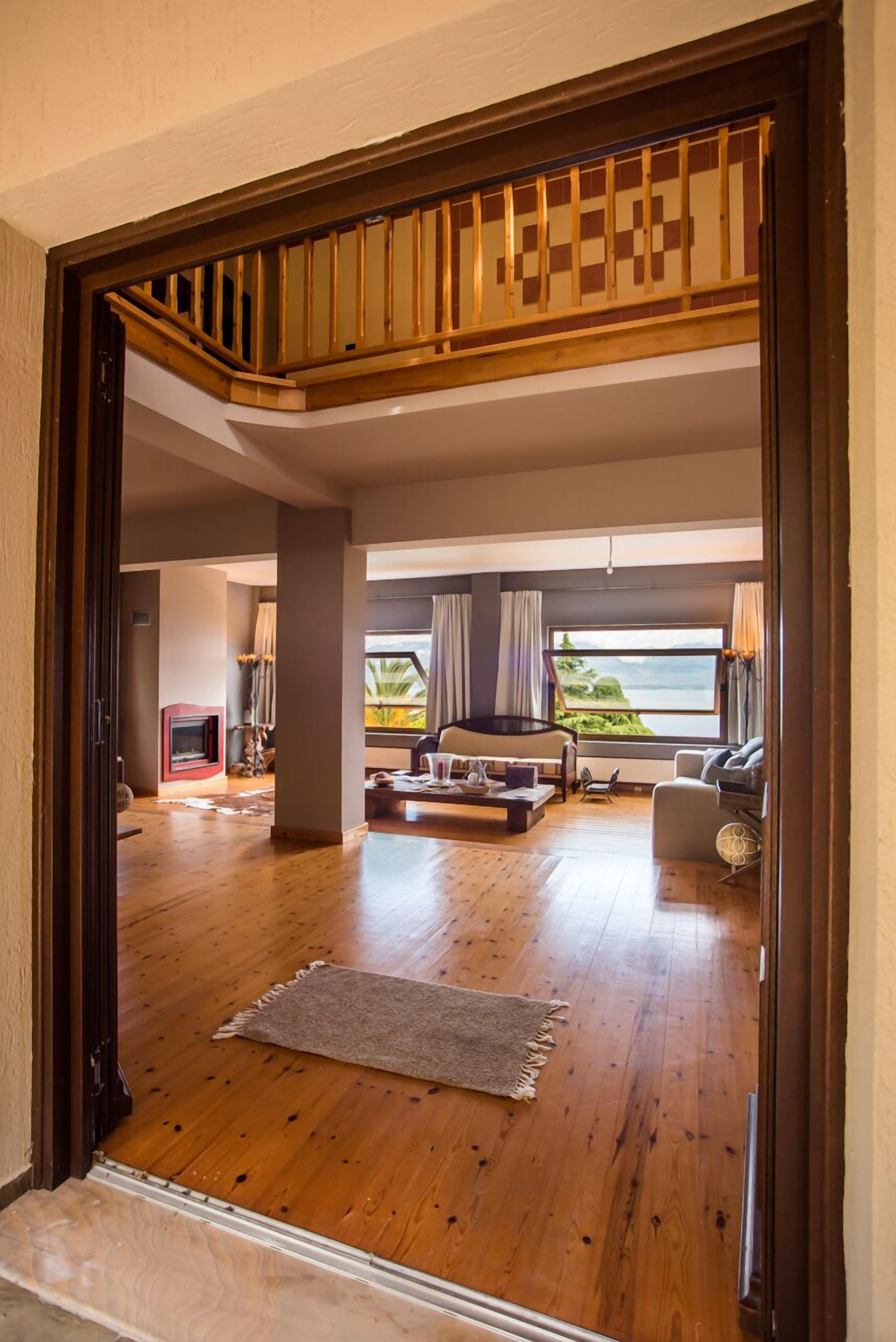 Smart TV, chimenea, reproductor de DVD y tenis de mesa 