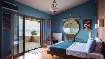 3 makuuhuonetta, työpöytä, silitysrauta/-lauta, vauvan matkasänky