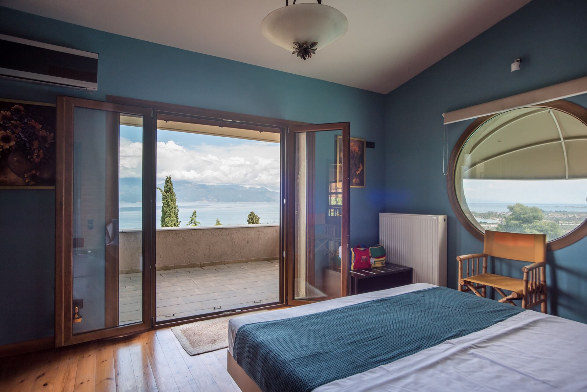 3 habitaciones, escritorio y tabla de planchar con plancha 