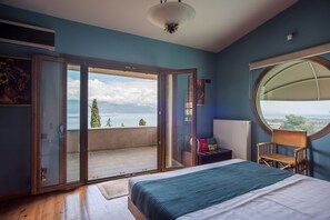 3 bedrooms, desk, iron/ironing board, travel cot