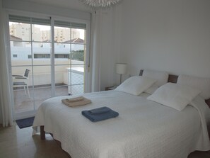 3 slaapkamers, een strijkplank/strijkijzer, gratis wifi, beddengoed