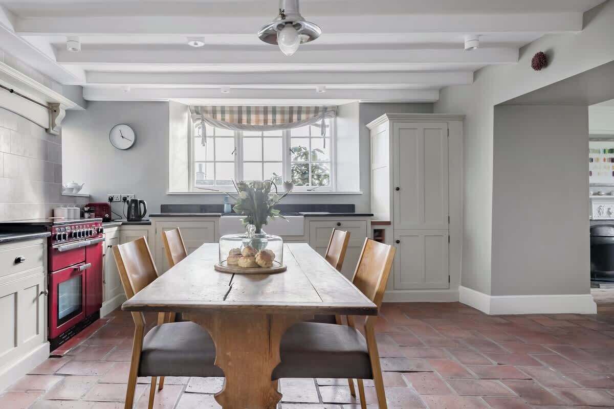 Kjøleskap, mikrobølgeovn, ovn og oppvaskmaskin