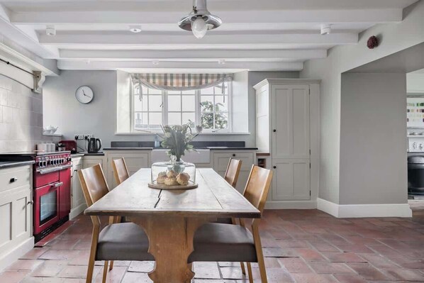 Kühlschrank, Mikrowelle, Ofen, Geschirrspüler