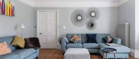 Tv, pejs, dvd-afspiller, bøger