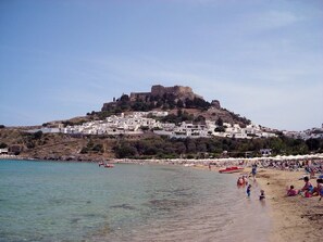 Perto da praia, espreguiçadeiras, toalhas de praia 