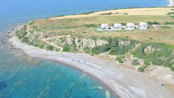 Plage à proximité, chaises longues, serviettes de plage