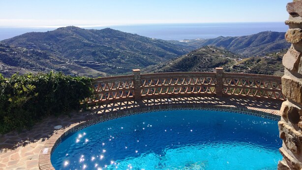 A pool with a clear view of the surrounding landscape, including hills and a distant view of the sea. - Finca Durillo with private pool for 6 people (Competa)