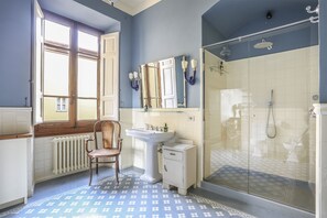 Regadera, secadora de cabello, bidet, toallas