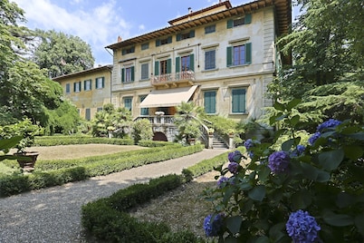 Villa Franchetti - Luxurious Florentine Villa with Swimming Pool