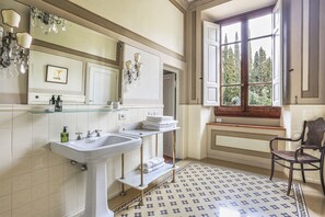 Shower, hair dryer, bidet, towels - Villa Franchetti - Luxurious Florentine Villa with Swimming Pool (Firenze)