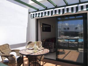 Outdoor dining - Modern, spacious apartment with Wifi, Air Con and U.K. TV in Puerto Del Carmen (Puerto del Carmen)