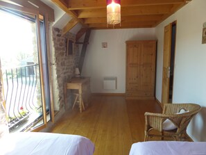 4 bedrooms, iron/ironing board, travel crib, free WiFi - 7 Cottages in 100 acres, heated pool. Near Pont Aven, Concarneau, beaches 15km (Bretagne)