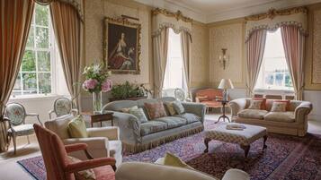 Smart-TV, Kamin, DVD-Player, Bücher