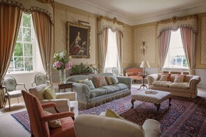 Smart TV, fireplace, DVD player, books