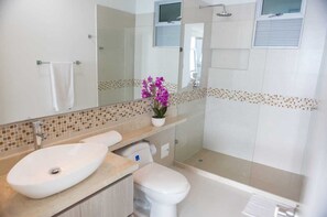 Duschwanne, Haartrockner, Handtücher