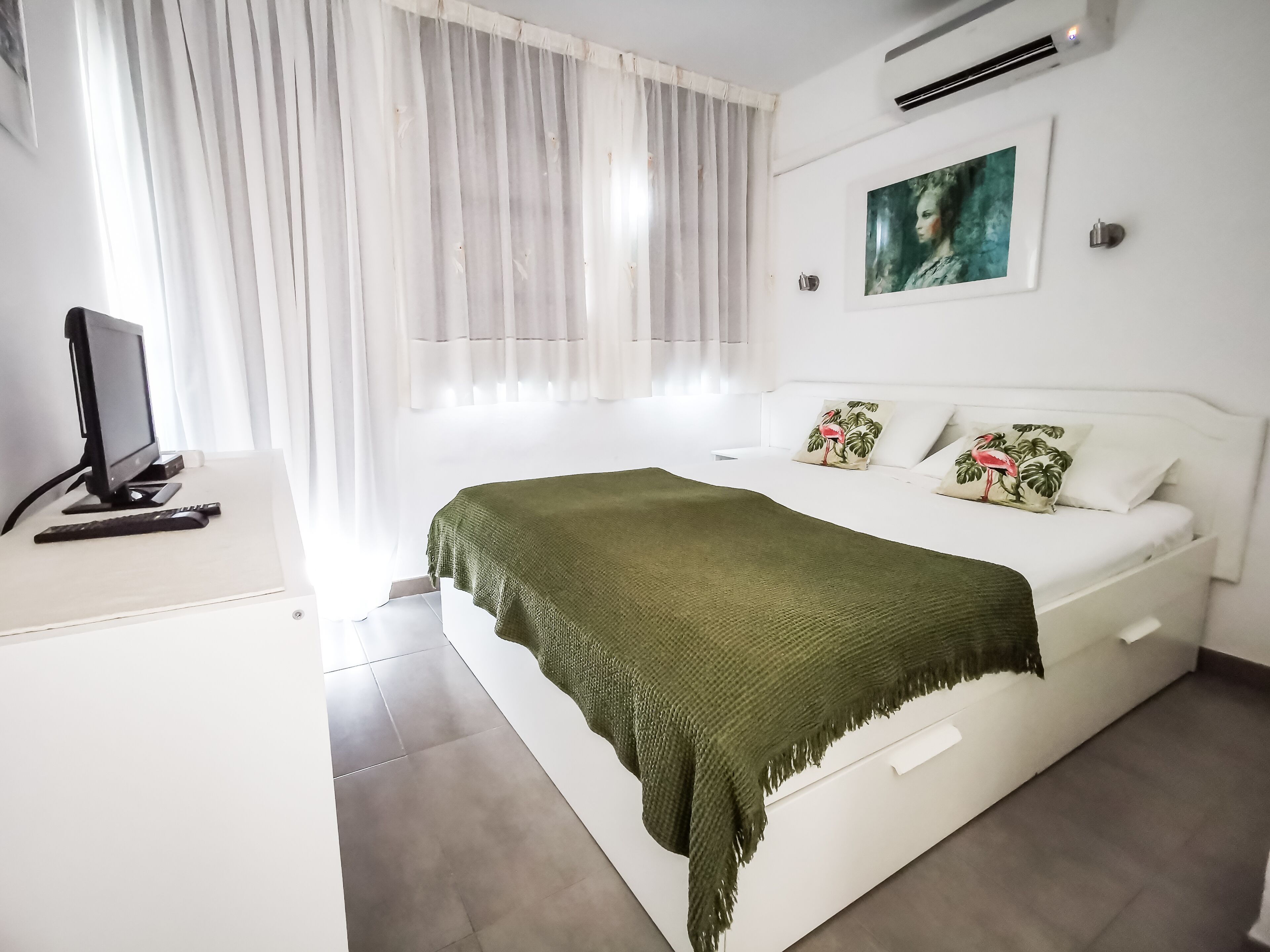 1 chambre, coffres-forts dans les chambres, fer et planche à repasser