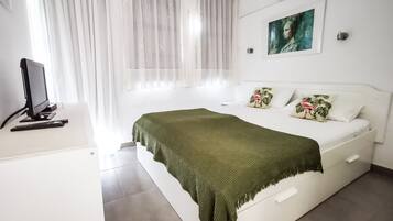 1 bedroom, in-room safe, iron/ironing board, free WiFi