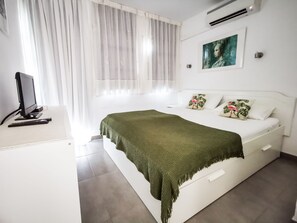 1 soveværelse, pengeskab på værelset, strygejern/strygebræt