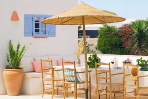 Outdoor dining - THE PATIO OF THE LEMON TREE IN LA BARROSA BEACH (Chiclana de la Frontera)