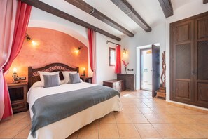 4 bedrooms, iron/ironing board, WiFi, bed sheets - Special offer: Villa Almond with sea views (Sant Josep de sa Talaia)