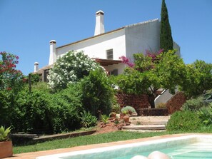 Outdoor pool - Charming country house in Silves. (Silves)
