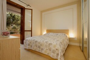 2 bedrooms, iron/ironing board, WiFi