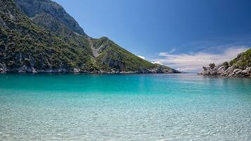 Ubicación cercana a la playa y toallas de playa