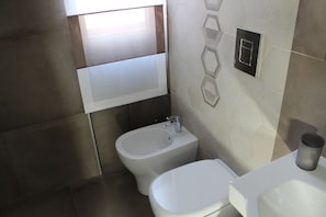 Shower, perlengkapan mandi gratis, pengering rambut, dan sandal