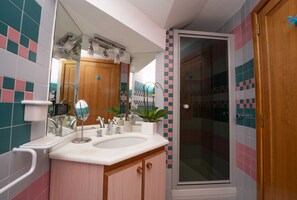 Een douche, een haardroger, een bidet, handdoeken