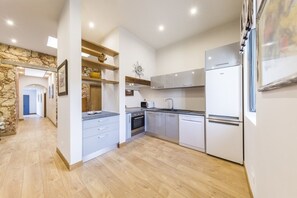 Een koelkast, een magnetron, een oven, een kookplaat