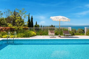 Outdoor pool - Villa Cà ai Venti, sea view, pool, and park on the hills of Viareggio (Corsanico)