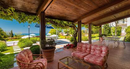 Villa Cà ai Venti, harmonie et élégance dans les collines lucchoises surplombant la mer