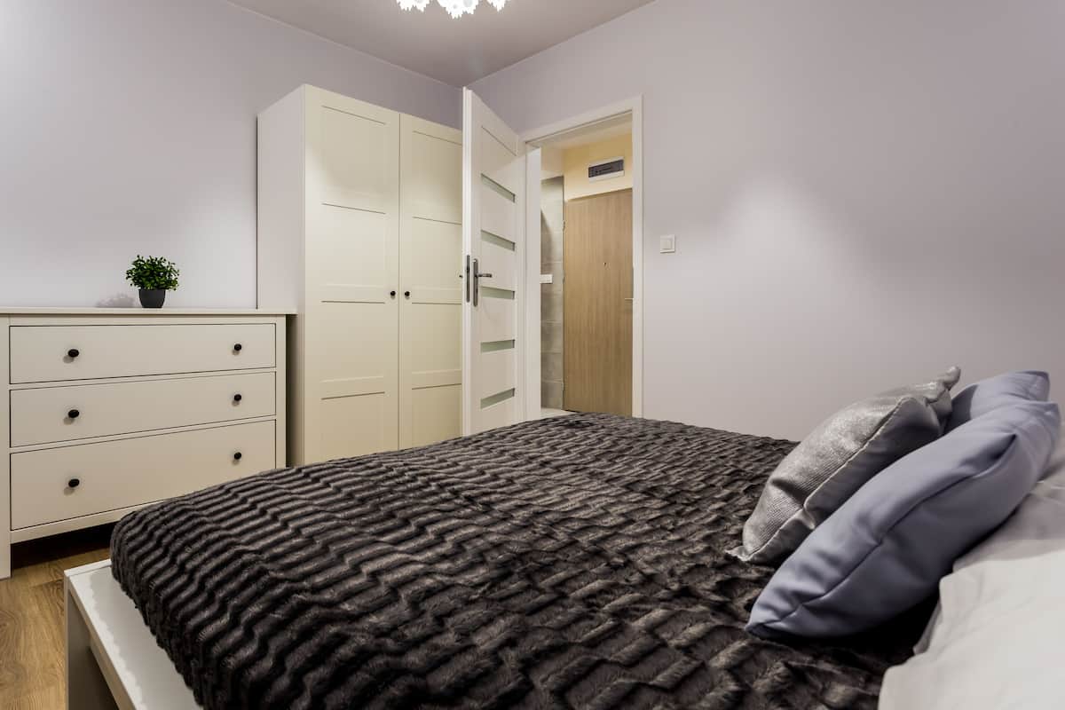 Tabla de planchar con plancha, wifi gratis y ropa de cama
