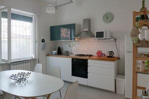 Fridge, microwave, oven, stovetop - Modern style house (Carrara)